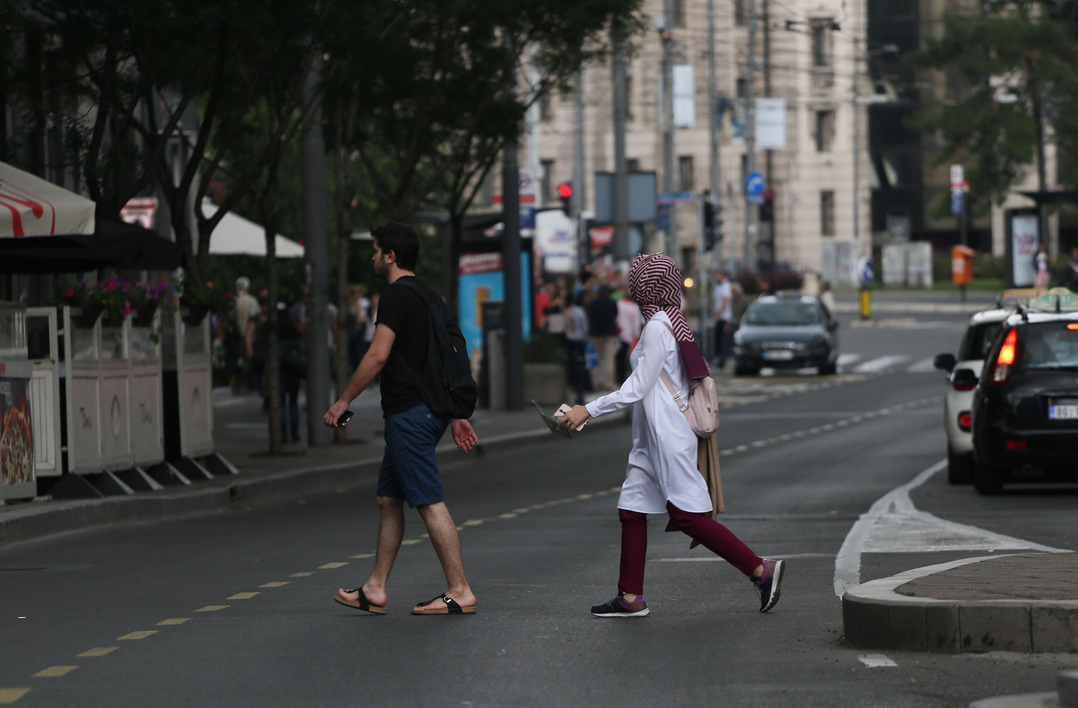 ZA PRETRČAVANJE ULICE 2.000 KAZNI MESEČNO: Sve je više bahatih pešaka na ulicama Srbije, A POLOVINU ČINE STARJI OD 65 GODINA! 